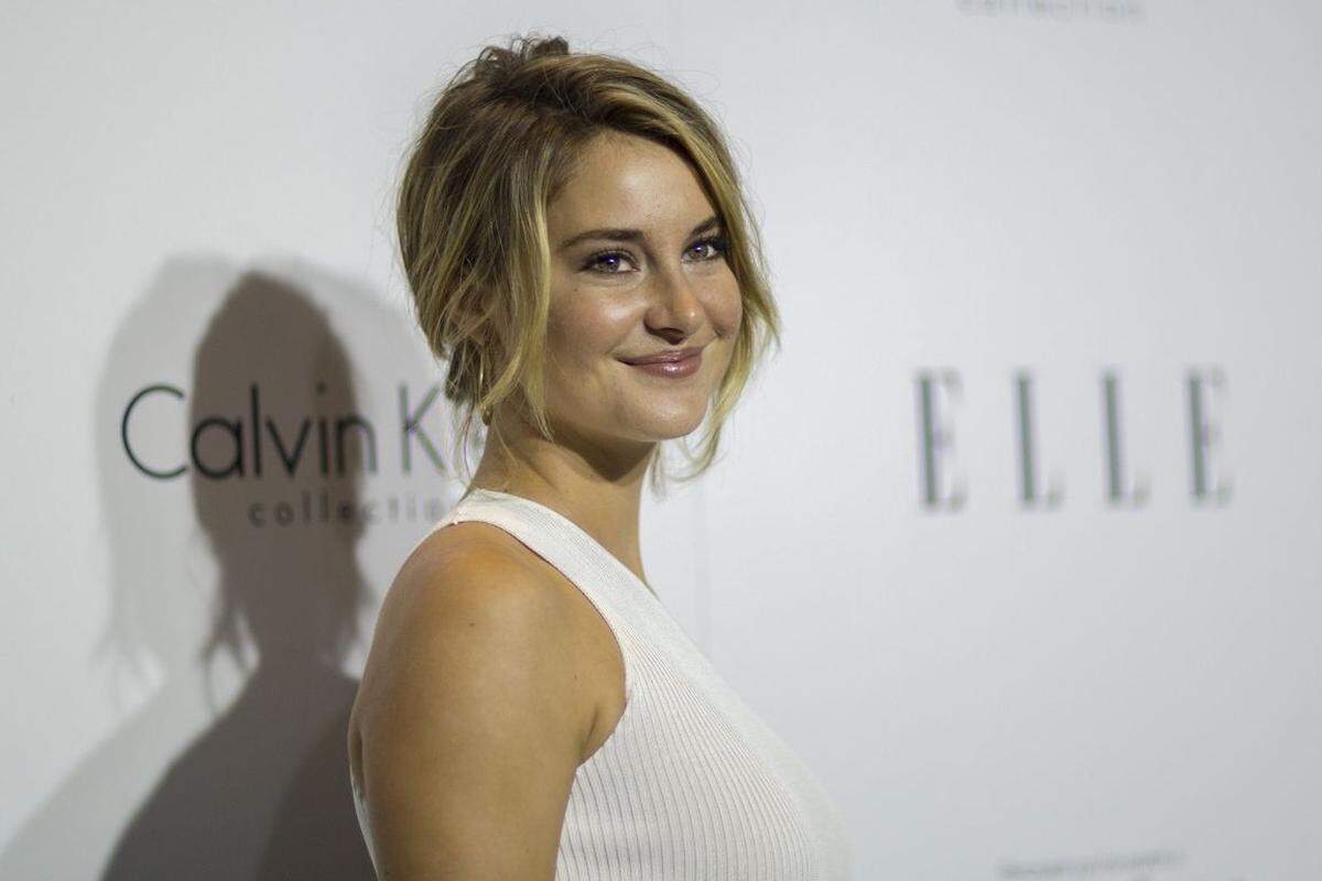 Die Indianer, deren Reservat in der Nähe liegt, fürchten um ihre historischen Grabstätten und eine mögliche Verunreinigung des Grundwassers. Wie die Polizei bestätigte, gehörte Shailene Woodley zu einer Gruppe von etwa 30 Personen, die daraufhin wegen Landfriedensbruchs festgenommen wurden. "Sie haben mich verhaftet, weil ich bekannt bin und bei mir 40.000 Leute zusehen", sagte die Schauspielerin damals in einem auf Facebook veröffentlichten Video.