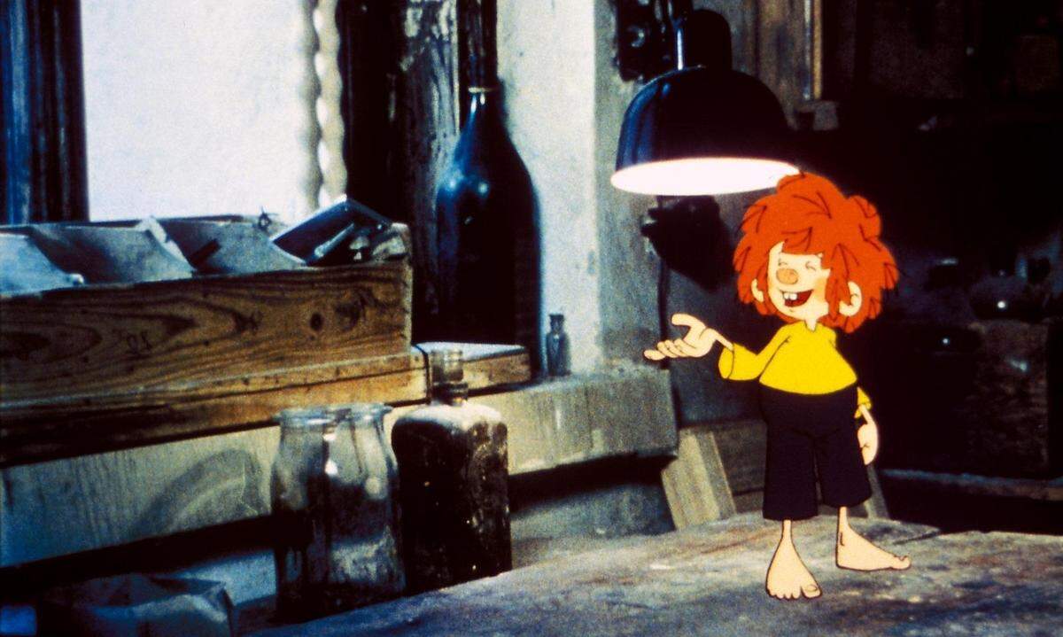 "Handel ist Wandel"Was sich reimt, ist gut. Wieso "Handel ist Wandel" von Pumuckl sein könnte. Das wusste schon Pumuckl – wir erinnern uns: der kleine, barfüßige Kobold mit grüner Hose, gelbem Shirt (damals hieß das Leibchen) und rotem Haar, der nur für den Tischler Meister Eder sichtbar war. „Was sich reimt, ist gut.“ Wenn die gereimte, apodiktische Behauptung dann noch dazu nicht zu widerlegen ist, umso besser. Die Sprechblase „Handel ist Wandel“ – erfüllt alle diese Kriterien. „Handel ist Wandel“ ist ein Spruch, der gern von Führungskräften benutzt wird, um die „andauernd notwendige Veränderungsbereitschaft in Handelsunternehmen in prägnante Worte zu fassen“, definiert „Gabler Wirtschaftslexikon“ diese Sprechblase. Ja, richtig, der Handel ist in ständigem Wandel – wie wir in dieser Ausgabe beschreiben. Übrigens: So wie auch alle anderen Branchen. Pumuckl hat nicht nur Belangloses wie „Pumuckl neckt, Pumuckl versteckt, niemand entdeckt“, sondern auch wirtschaftsbezogen gereimt: „Oh die Stunde sei gesegnet, wo ein Schlosser mir begegnet.“ Reimt sich, ist folglich gut. Und inhaltlich richtig – oder gibt es jemanden, der noch nie auf Handwerker gewartet hätte?