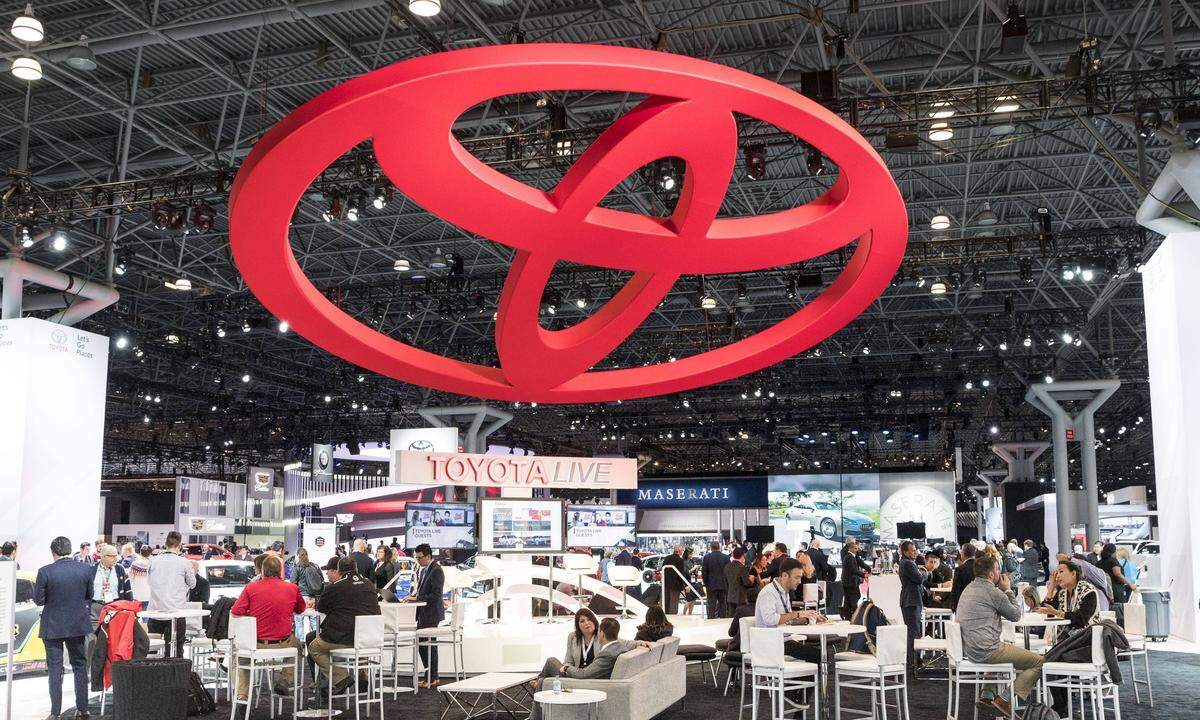 Dem japanischen Autobauer Toyota verliert seinen Platz auf dem Podest. Ein Umsatzminus von drei Prozent beschert den Japanern 218,2 Milliarden Euro an Erlösen. Nach Platz drei im Vorjahr reicht es diese mal nur zum Platz sechs. Damit verliert der Konzern die Position des umsatzstärksten Autoherstellers an...