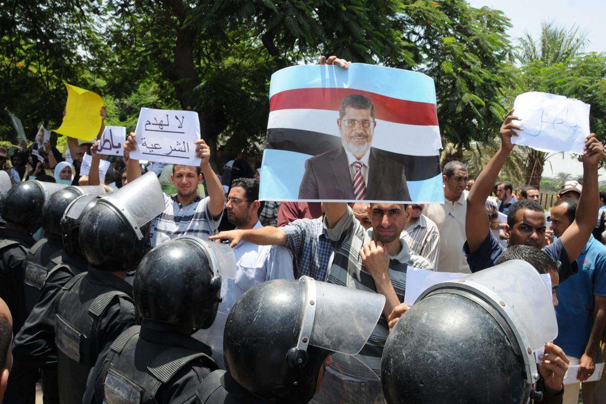 In der Nacht gibt es die nächsten Krawalle: Bei Zusammenstößen zwischen Anhängern und Gegnern der Muslimbruderschaft sterben mindestens ein Dutzend Menschen. Und auch am Donnerstag gehen wieder tausende Mursi-Unterstützer auf dei Straße.
