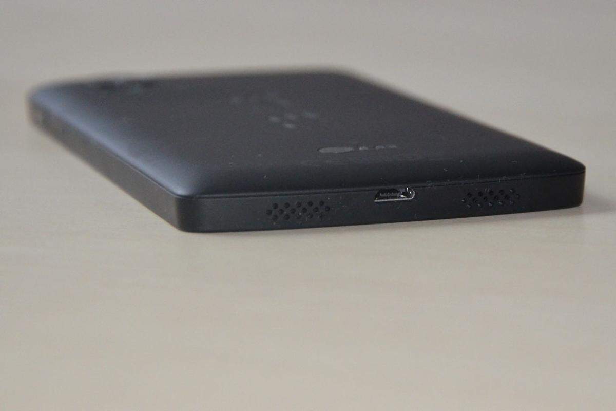 Obwohl es hier so scheint, hat das Nexus 5 keine Stereo-Lautsprecher. Eines der beiden Gitter beherbergt das Mikrofon.