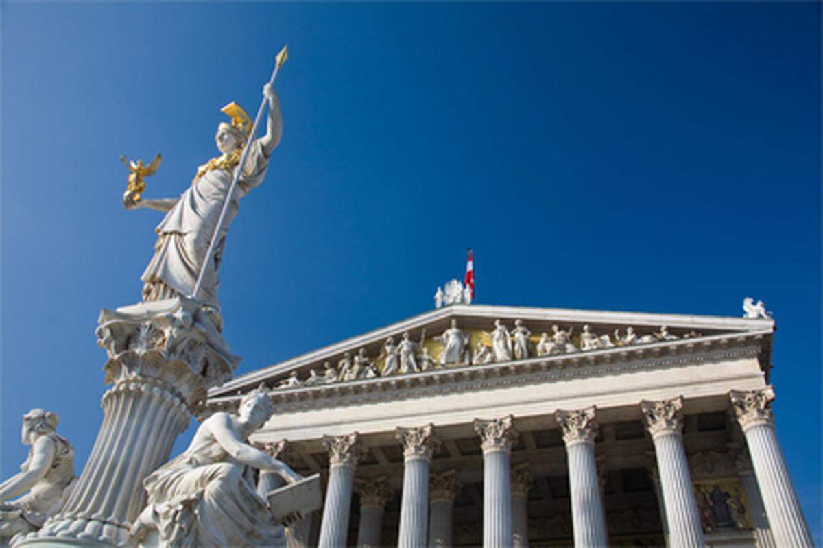 Das EU-Parlament, die einzige direkt von den EU-Bürgern bestellte EU-Institution, bekommt mehr Rechte: etwa beim EU-Haushalt, in der Agrarpolitik sowie in der Justiz- und Innenpolitik. Die nationalen Parlamente erhalten dafür eine Kontrollfunktion. Sie können sich künftig im Vorfeld gegen neues EU-Recht aussprechen, wenn der Inhalt national besser geregelt werden kann. Neu ist die Möglichkeit eines „Bürgerbegehrens“: Werden zu einem Thema EU-weit mindestens eine Million Stimmen gesammelt, muss die EU-Kommission auf den Vorstoß reagieren.