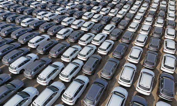 Chinesische Autos drängen auf den europäischen Markt. Im Bild: Autos des Herstellers BYD, die auf ihre Verschiffung warten.