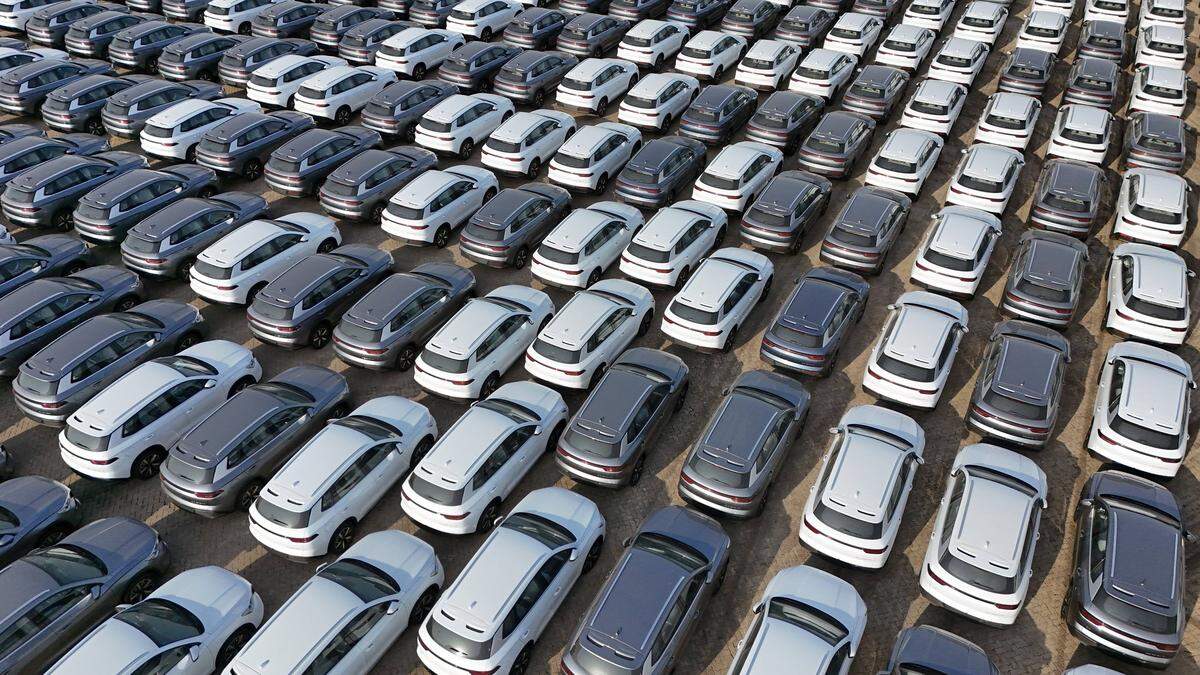 Chinesische Autos drängen auf den europäischen Markt. Im Bild: Autos des Herstellers BYD, die auf ihre Verschiffung warten.