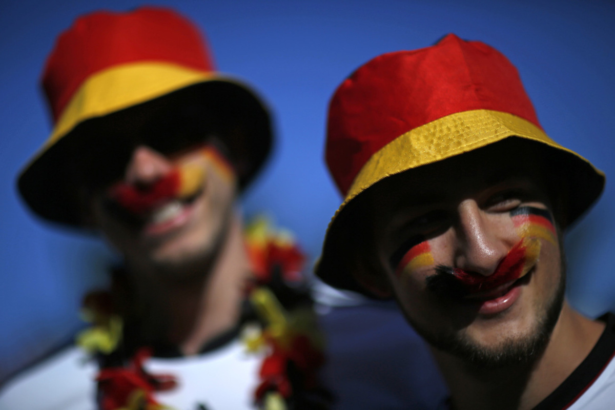 In Hamburg, Berlin und bei vielen anderen Freiluft-Events schickten die Fans hingegen immer wieder bange Blicke gen Himmel: Den ganzen Tag über und auch am Abend hatte es geregnet. In der Hauptstadt waren viele Fans schon vor dem Anpfiff nass - doch das war allen egal. Während des dramatischen Spiels starrten alle gebannt auf die Großbildleinwände.