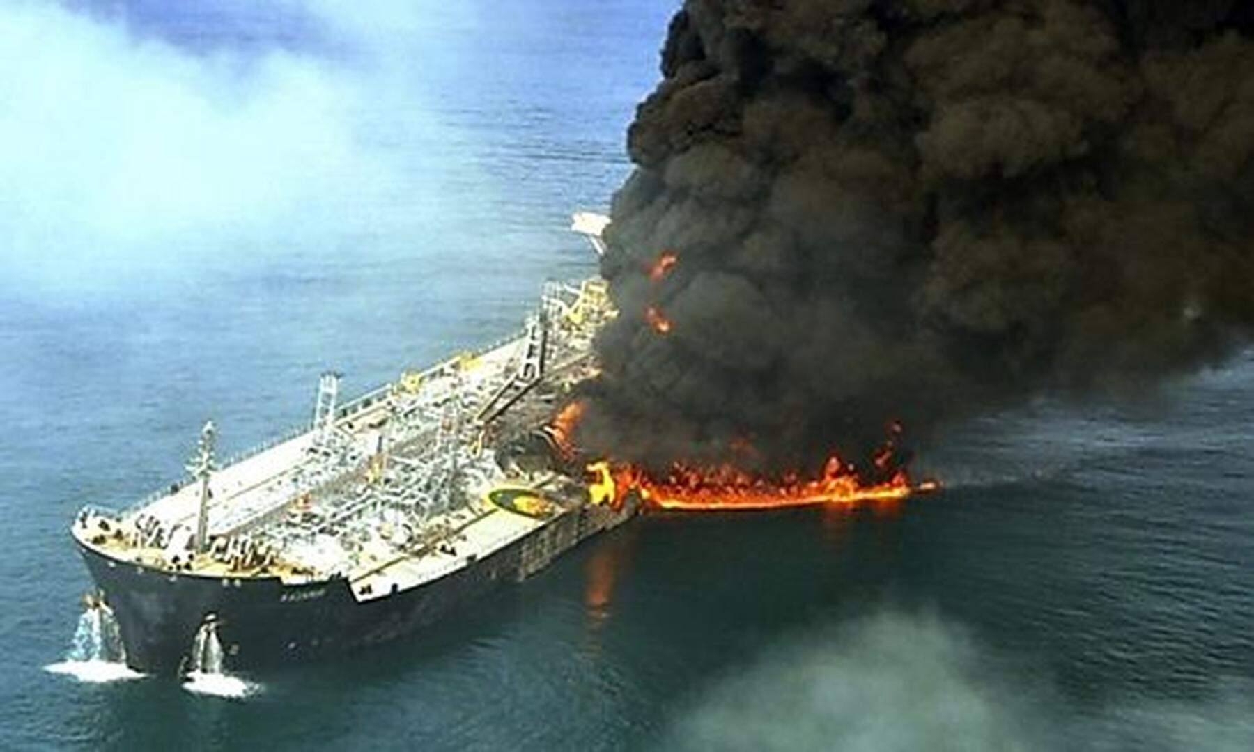 Öltanker brennt im Hafen von Dubai