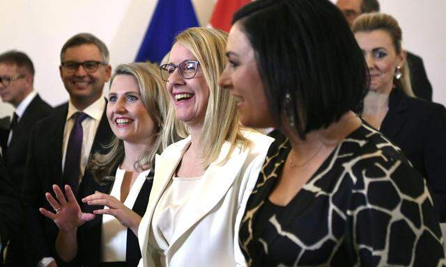 Gruppenfoto der Mitglieder der neuen Bundesregierung (v.l.) Integrationsministerin Susanne Raab (ÖVP) Wirtschaftsministerin Margarete Schramböck (ÖVP) und Landwirtschaftsministerin Elisabeth Köstinger (ÖVP) 