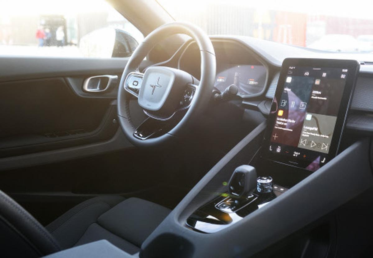 Aufgeräumt, reduziert, makellos, wenn man's so mag: Polestar-Cockpit. Das Android-Bordsystem mit Google-Navi ist top.