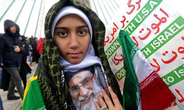 „Nieder mit Israel“, Porträt des obersten Führers, Ali Khamenei: Feier zum 40. Jahrestag der Islamischen Revolution, Teheran.