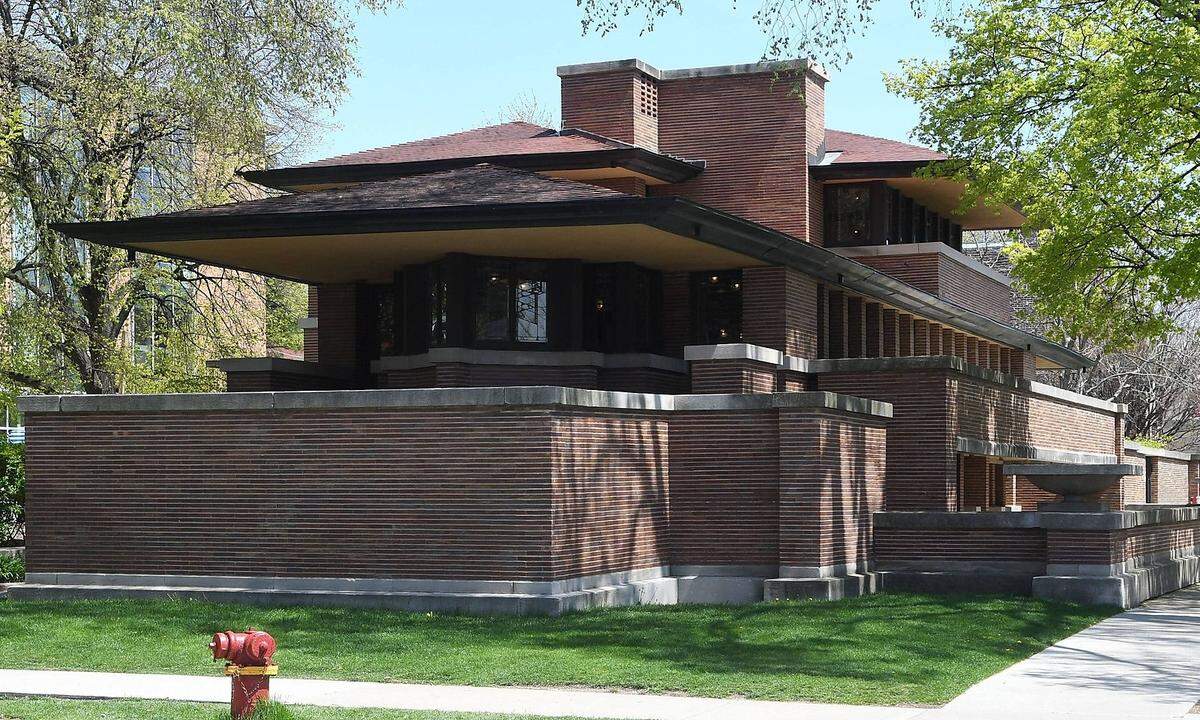 Das bekannteste Beispiel für den von Frank Lloyd Wright geprägten "Prairie Style" steht nahe dem Campus der Universität Chicago: Das Frederick C. Robie House. Wie alle Präriehäuser hat es einen gemauerten Kern, um den herum die Räume gruppiert sind.