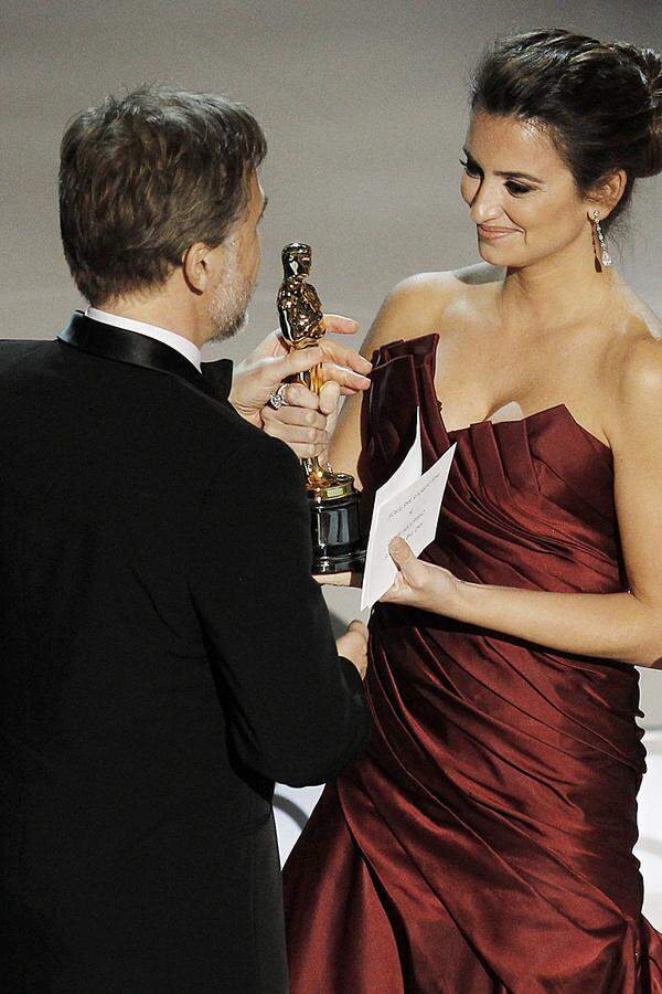 Bei seiner Premiere als Oscar-Gewinner 2010 - damals überreichte ihm Penelope Cruz den Filmpreis - war Waltz sichtlich nervös. "Alle haben mir an Bord geholfen, alle haben mir geholfen, einen Platz zu finden", sagte Waltz bei Oscar Nummer eins. "Es gibt keinen Weg, euch jemals genug zu danken. Aber ich kann damit anfangen." Der größte Dank galt aber Regisseur Quentin Tarantino für dessen "unorthodoxe Methoden der Navigation" auf der Expedition, zu der der Dreh zu "Inglourious Basterds" wurde.