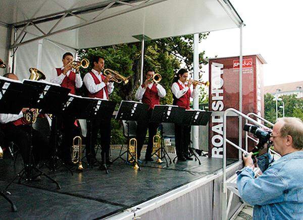 Die Klänge der Dixieland-Band interessierten die Leute jedoch kaum, alle strömten so schnell wie möglich in die Stadthalle hinein.