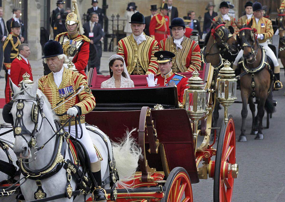 Im offenen Landauer - dem Wettergott sei gedankt - ging es durch das Bad der Massen zum Buckingham Palast.