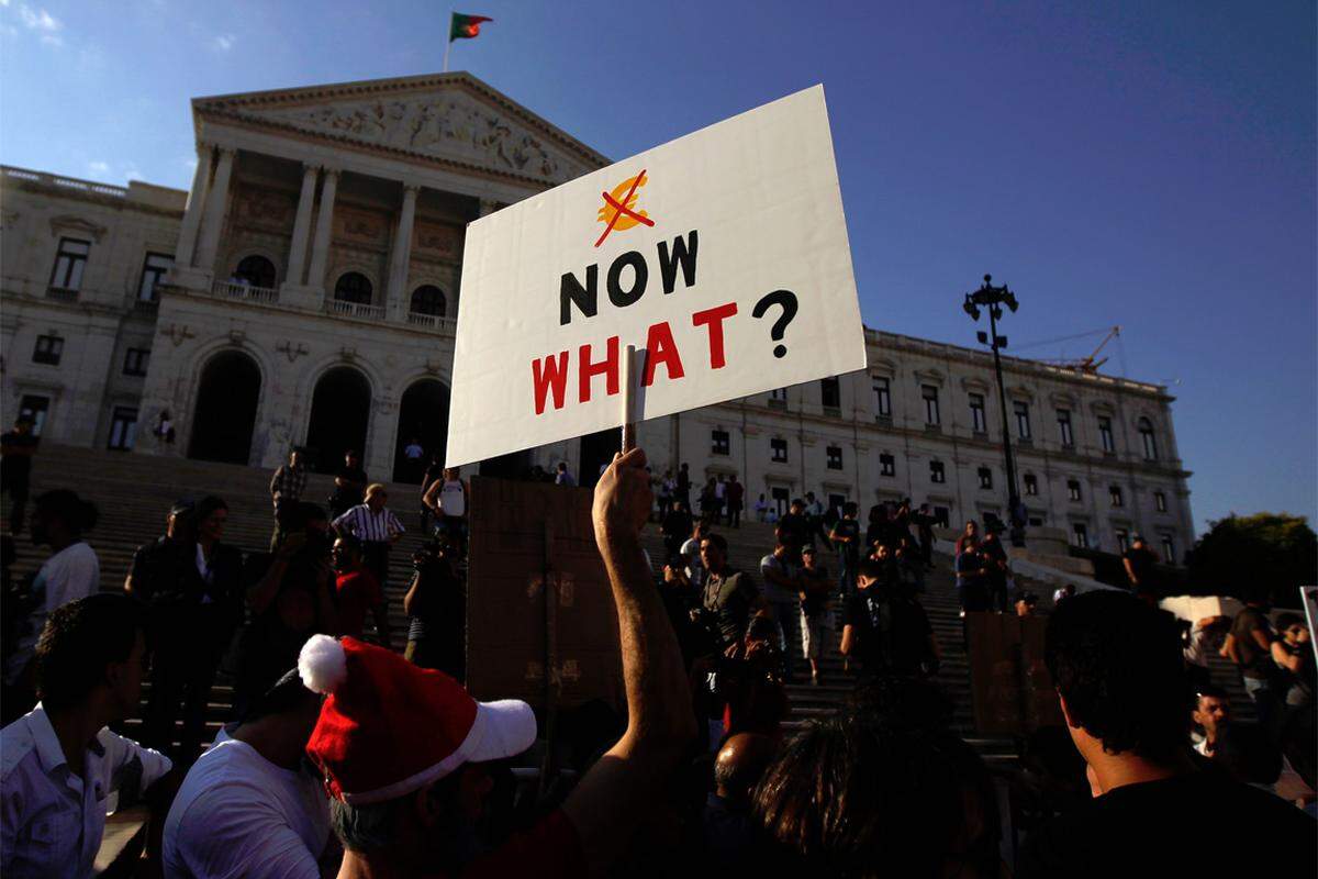 Im hoch verschuldeten Portugal gingen in Lissabon und in Porto jeweils mehr als 20.000 Menschen auf die Straße. Sie riefen Sprüche wie "Diese Schulden sind nicht unsere" und "Keine weiteren Rettungspakete für Banken".