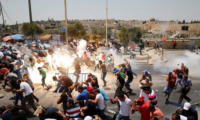 Unruhen in Jerusalem. Eine Woche nach dem Attentat auf israelische Polizisten verboten die Behörden muslimischen Männern unter 50 Jahren den Zutritt zum Freitagsgebet am Tempelberg.