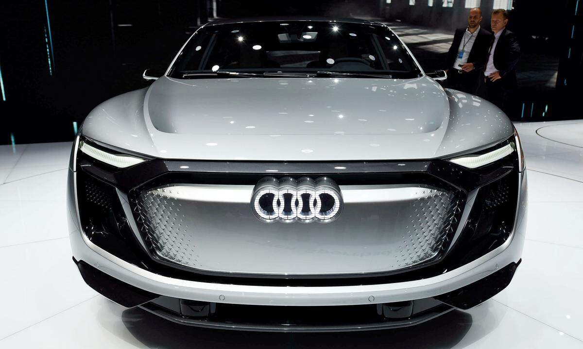 Audi e-tron Sportback In China werden so viele Autos wie sonst nirgends in der Welt verkauft. Zudem drängt die chinesische Regierung darauf, dass das Land zum Vorreiter bei Elektroautos wird.  Die Herstellern nützen die Fachmesse Auto Shanghai 2017 daher, um ihre neuesten Elektroauto-Konzepte vorzustellen. Audi etwa zeigt sein Showcar e-tron Sportback.