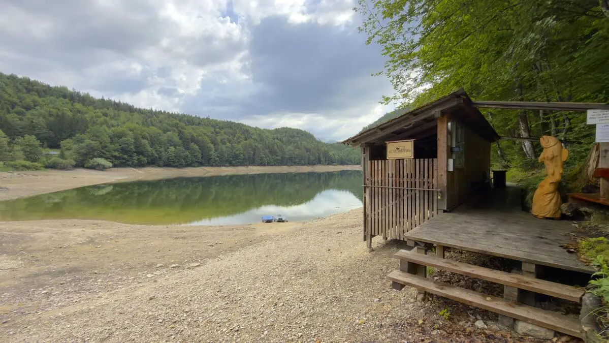 Trockenheit-legt-explosives-Material-frei-Platzverbot-f-r-Nussensee-in-Bad-Ischl