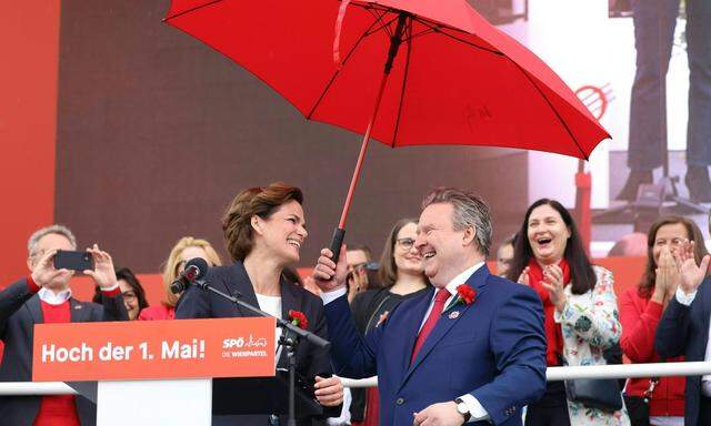 "Ich glaub, ich muss es nicht extra betonen, wir, die SPÖ Wien, stehen voll hinter dir": Bürgermeister Michael Ludwig sicherte Pamela Rendi-Wagner seine Unterstützung zu. 