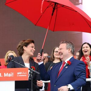 "Ich glaub, ich muss es nicht extra betonen, wir, die SPÖ Wien, stehen voll hinter dir": Bürgermeister Michael Ludwig sicherte Pamela Rendi-Wagner seine Unterstützung zu. 
