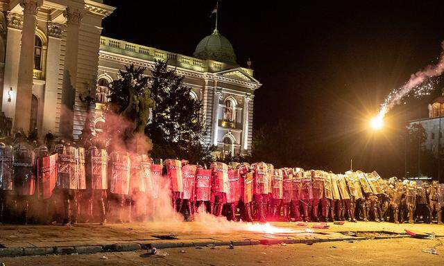 Die serbische Polizei musste in der Nacht auf Samstag erneut das Parlament abriegeln.
