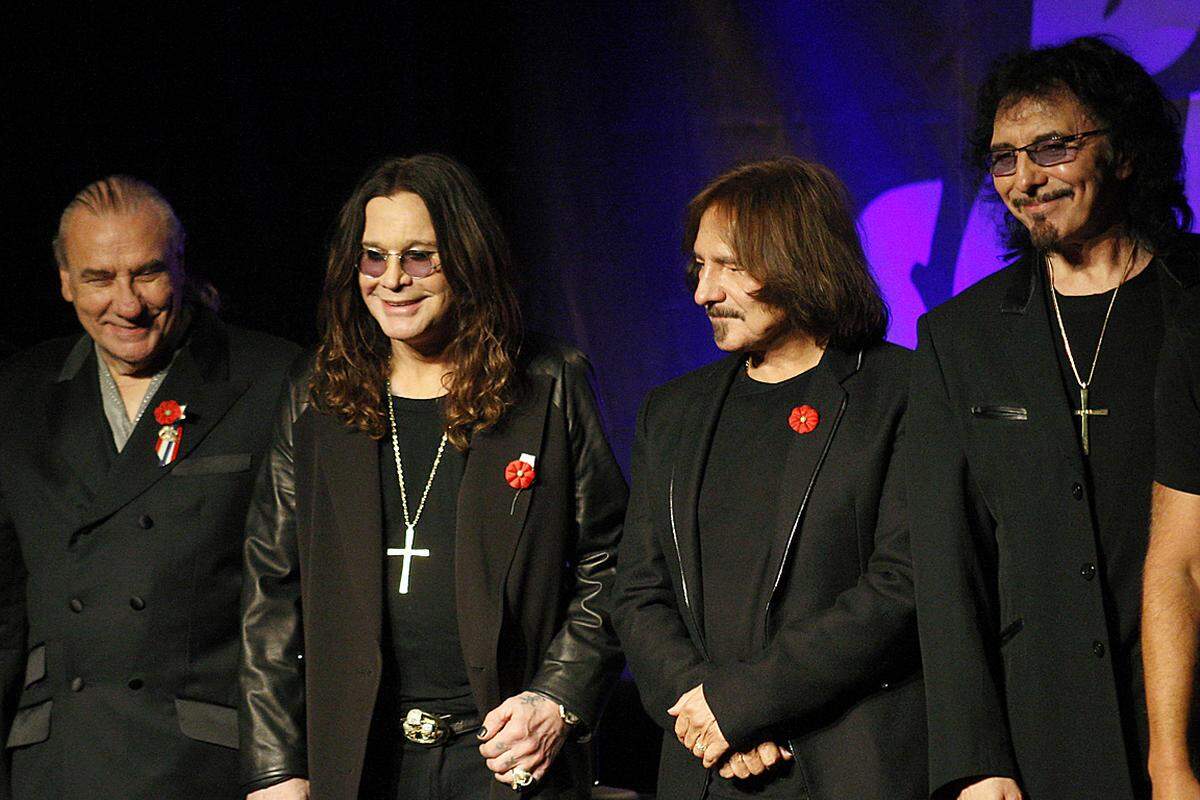 2013 schnellten Black Sabbath mit der Comeback-Platte "13" und Osbourne als Frontmann wieder an die Spitze der Charts, bevor sie sich 2016 und 2017 mit ihrer "The End Tour" von ihren Fans verabschiedeten. Auch Osbourne will nach seiner demnächst anstehenden erneuten Farewell-Tour "No More Tours II" nicht länger als vier bis sechs Wochen am Stück unterwegs sein, um, wie es heißt, mehr Zeit für seine Enkel zu haben. Link: Zur "Presse"-Kritik des Albums "13".Link: Video "God is Dead?" von Black Sabbath