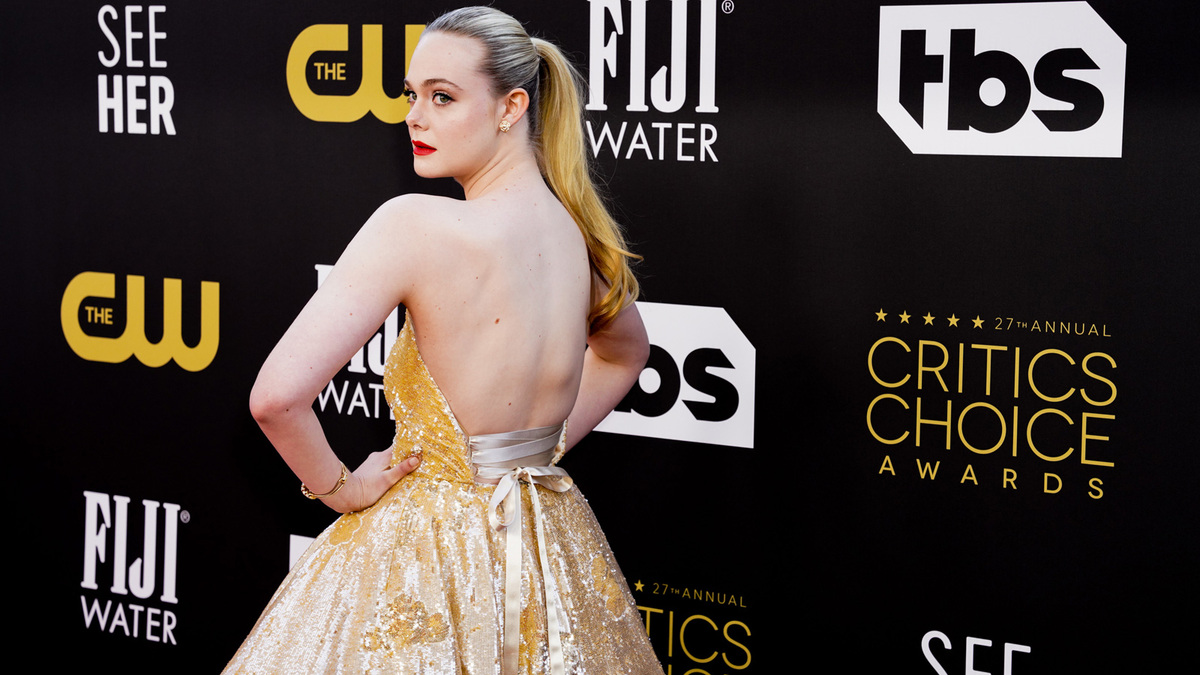 Elle Fanning trug ein Cocktailkleid im Stil der 50er-Jahre von Oscar de la Renta.