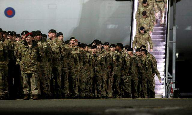 Die britischen Soldaten landeten auf dem Militärflughafen Ämari.