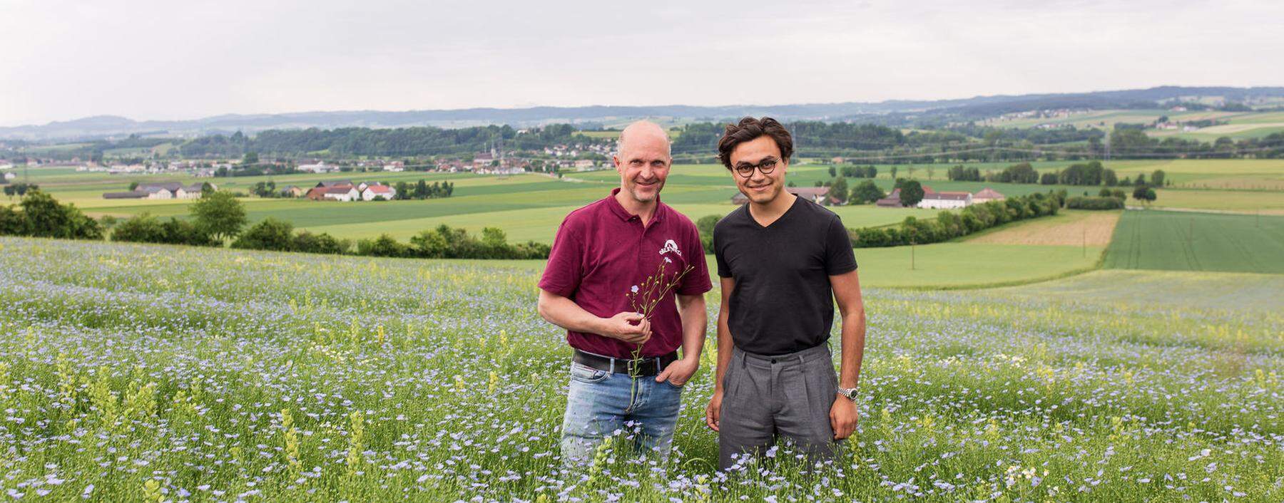 An klaren Tagen sieht man vom Aigelsberg aus bis nach Tirol. Die Felder gehören der Familie von Clemens Öllinger-Guptara, Biobauer Wolfgang Ober kümmert sich um den Anbau.