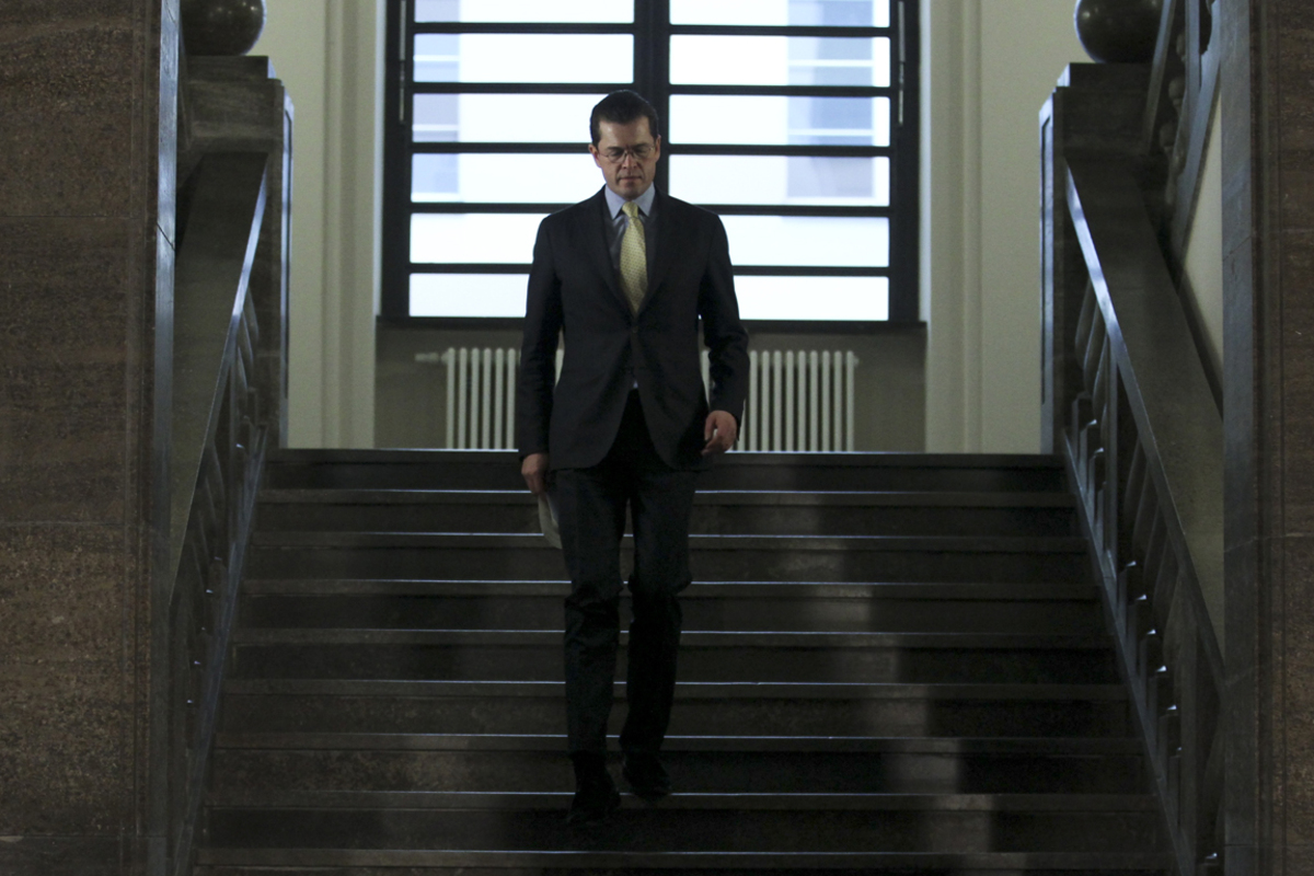 Er galt lange Zeit als Shooting-Star der deutschen Politik und als Kanzler-Favorit für die Zeit nach Angela Merkel: Doch im Februar stolpert CSU-Verteidigungsminister Karl-Theodor zu Guttenberg über eine Plagiatsaffäre. Der Blaublüter hat Teile seiner Dissertation abgeschrieben - Rücktritt.