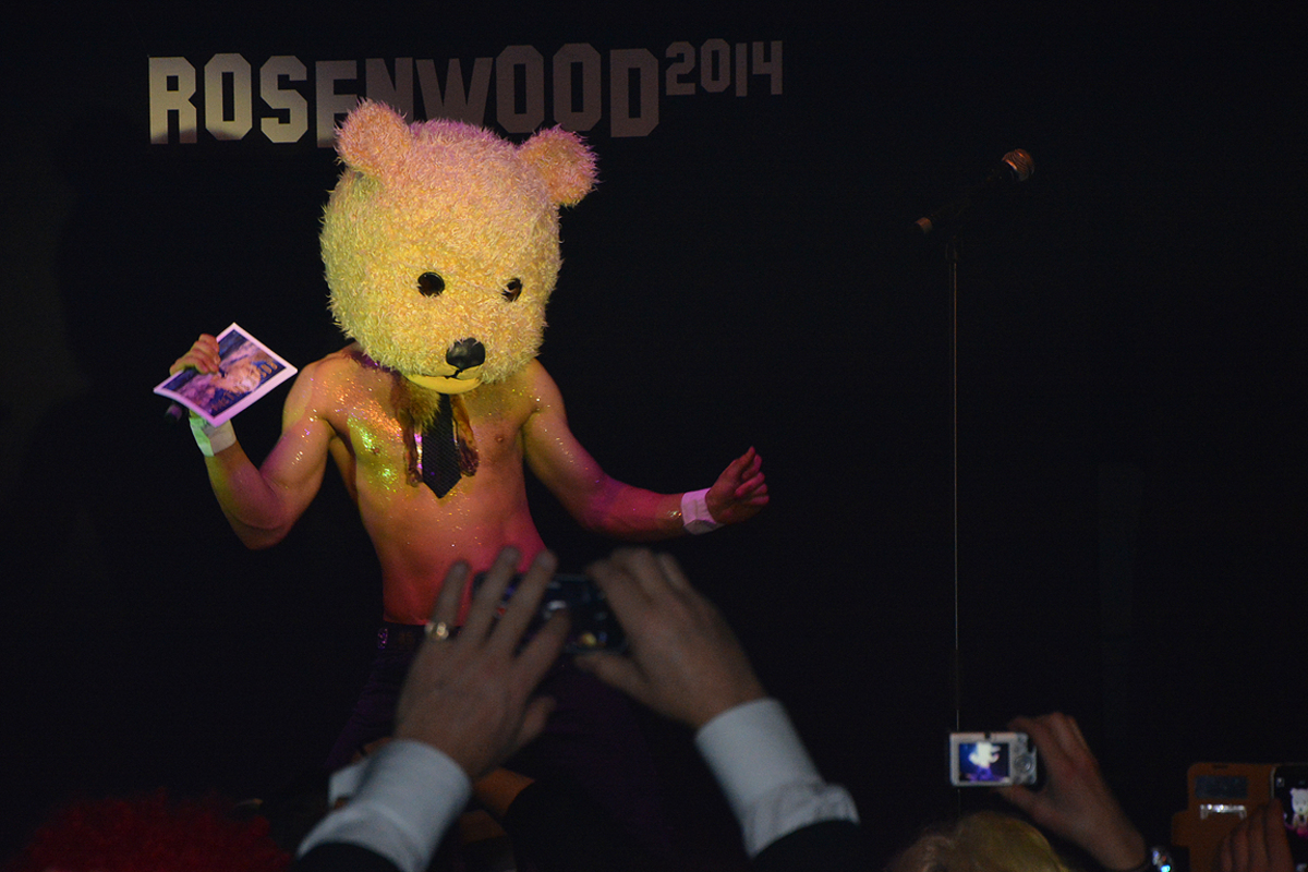 Dazu lässt selbst das Maskottchen des Balls die Bauchmuskeln tanzen.