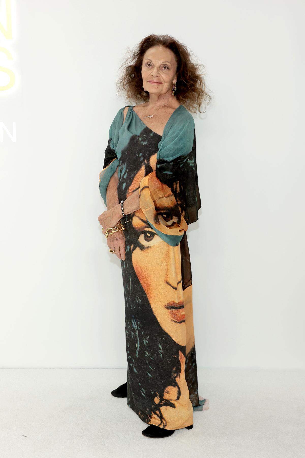 Modedesignerin Diane von Furstenberg trug eine Art asymmetrisches Kaftankleid, bedruckt mit der jüngeren Version ihrer selbst.