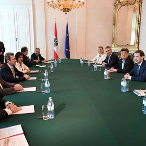 Vertreter der Sozialpartner (links im Bild) berieten mit der Regierung über wirtschaftliche Maßnahmen in der Coronakrise.