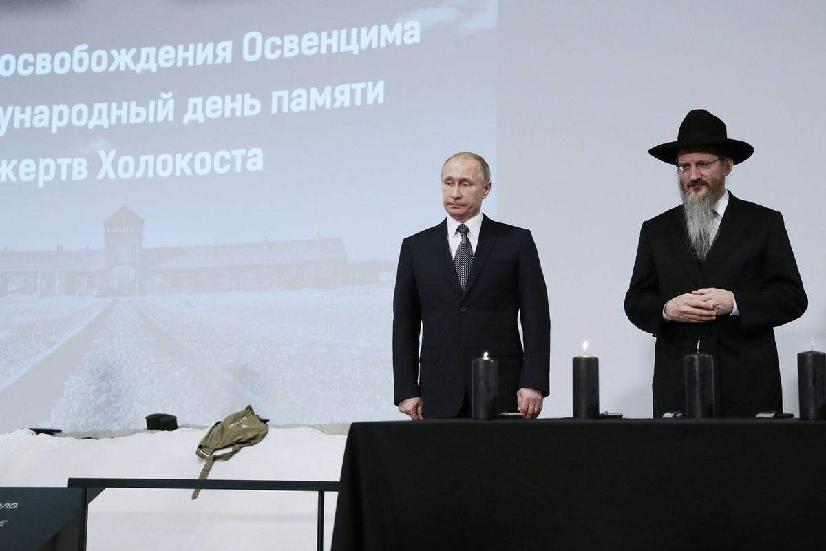 Der russische Staatschef Wladimir Putin würdigte in Moskau den großen Beitrag des jüdischen Volkes im Kampf gegen den Faschismus. Mit dem Oberrabbiner Russlands, Berel Lazar, zündete er schwarze Kerzen an.