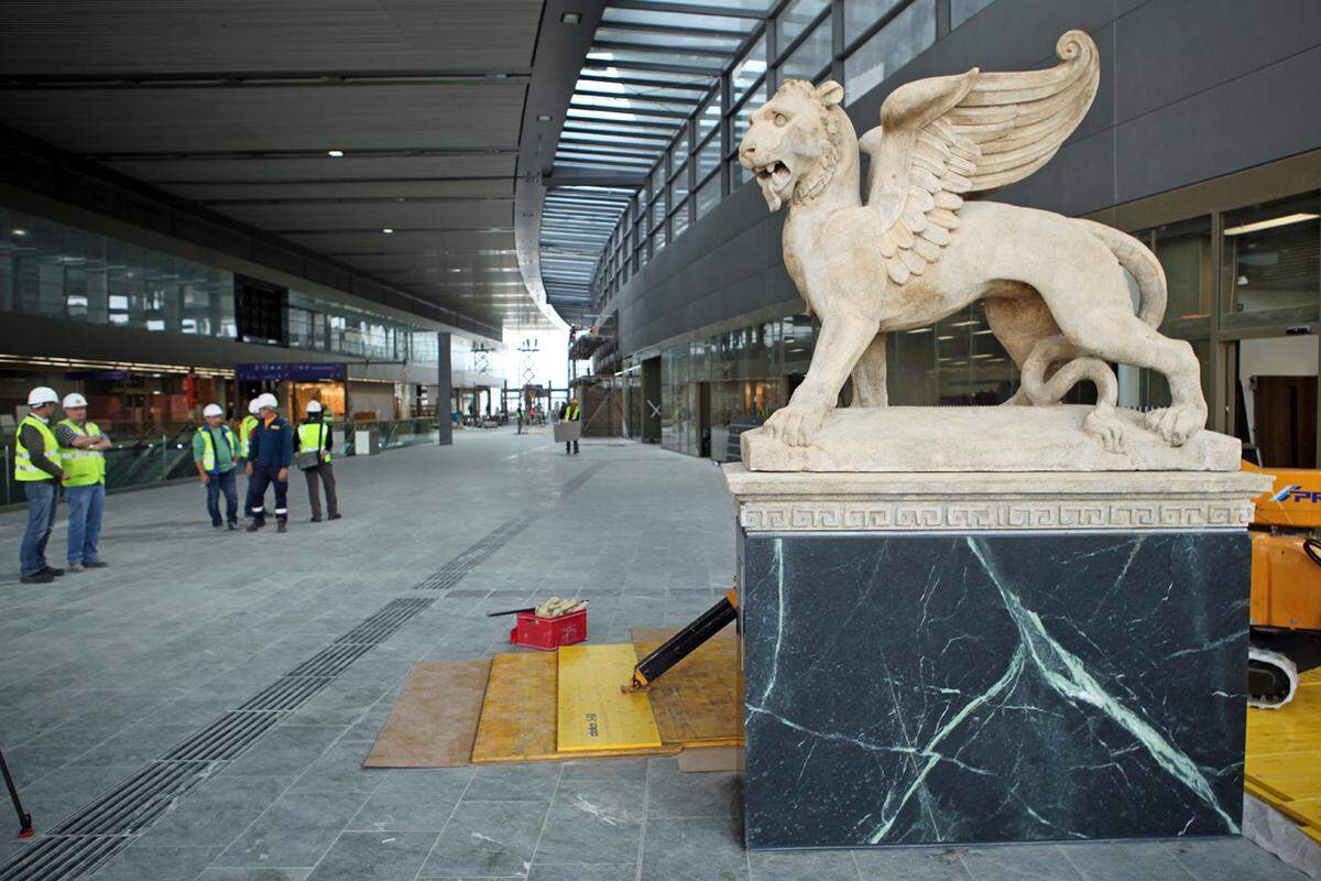 Der steinerne Markusl&ouml;we, das unter Denkmalschutz stehende Wahrzeichen des alten S&uuml;dbahnhofs, ist in den neuen Wiener Hauptbahnhof zur&uuml;ckgekehrt.