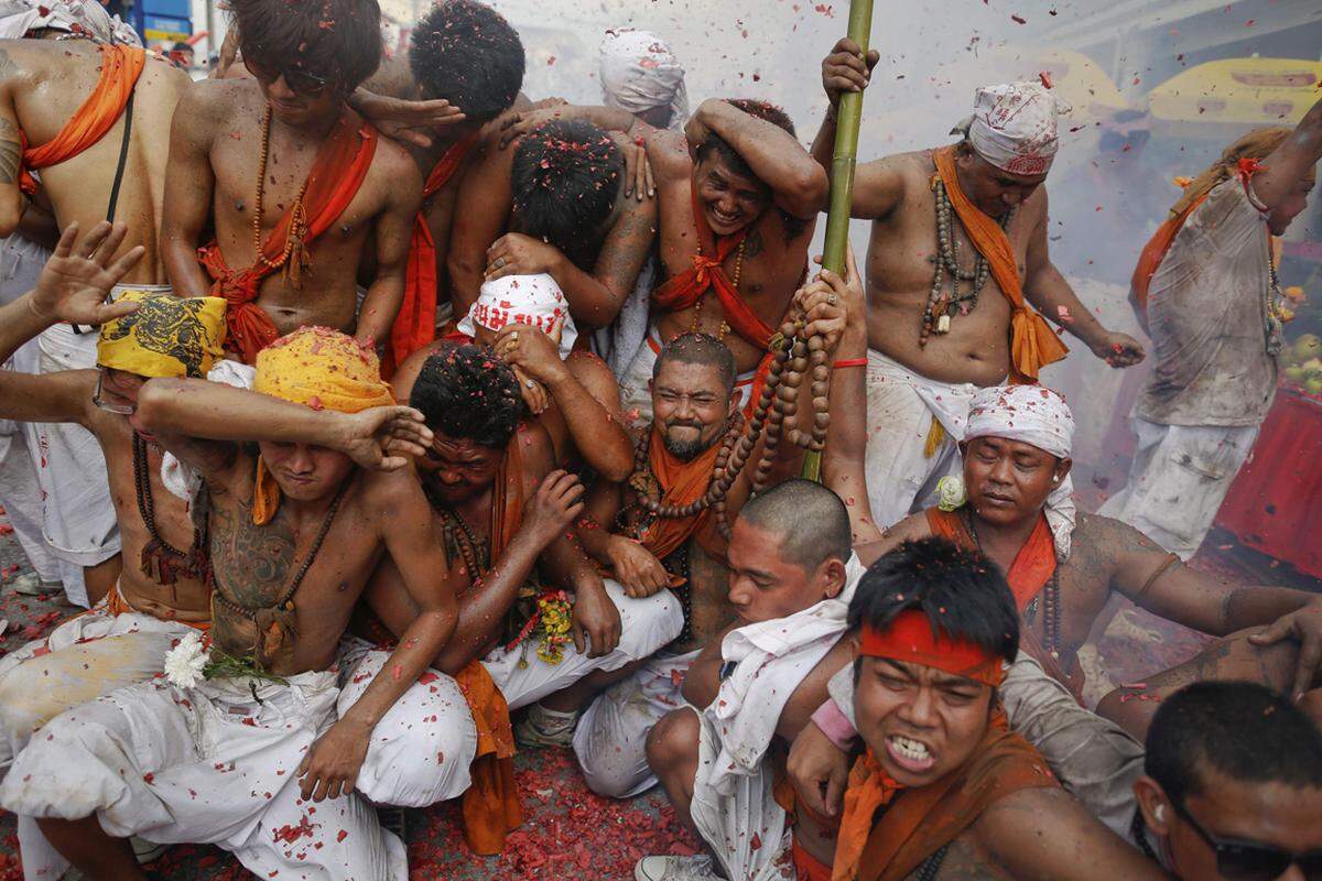 Einerseits Bilder von fröhlichen Prozessionen, andererseits schaurige Bilder von durchstochenen Wangen. Vor allem auf der thailändischen Insel Phuket zieht das "Vegetarian Festival" viele Besucher an. Das Fest ist vielfältig. Also bitte vorsichtig weiterklicken...