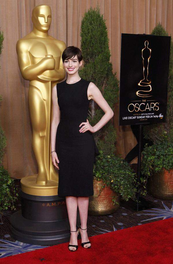 Ebenfalls auf Nummer sicher ging Anne Hathaway in einem Kleid von The Row, dem Label der Olsen-Zwillinge. Sie ist als Nebendarstellerin für ihre Rolle in "Les Miserbales" nominiert.