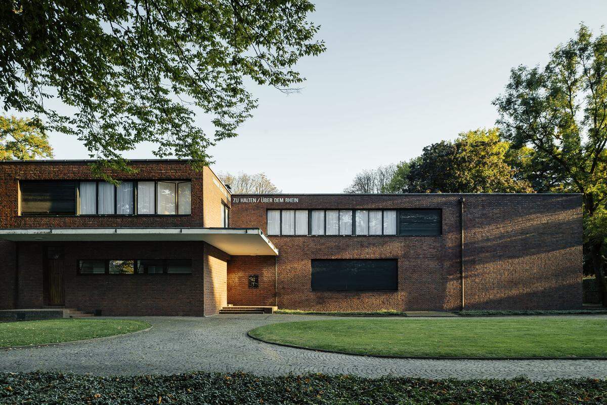 Das mit dem Haus Esters als Ensemble entworfene Haus Lange in Krefeld weist Merkmale sowohl traditioneller Baukunst als auch avantgardistischer Bestrebungen auf. Es wurde 1930 nach den Plänen von Ludwig Mies van der Rohe und Lilly Reich errichtet.