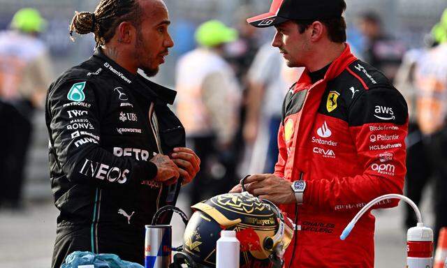 Lewis Hamilton (l.) wird Teamkollege von Charles Leclerc bei Ferrari.