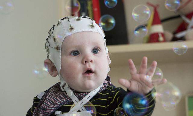 Denkt ein Baby das Wort „Seifenblase“, wenn es eine solche sieht? Das sollen neue Forschungen aufdecken.