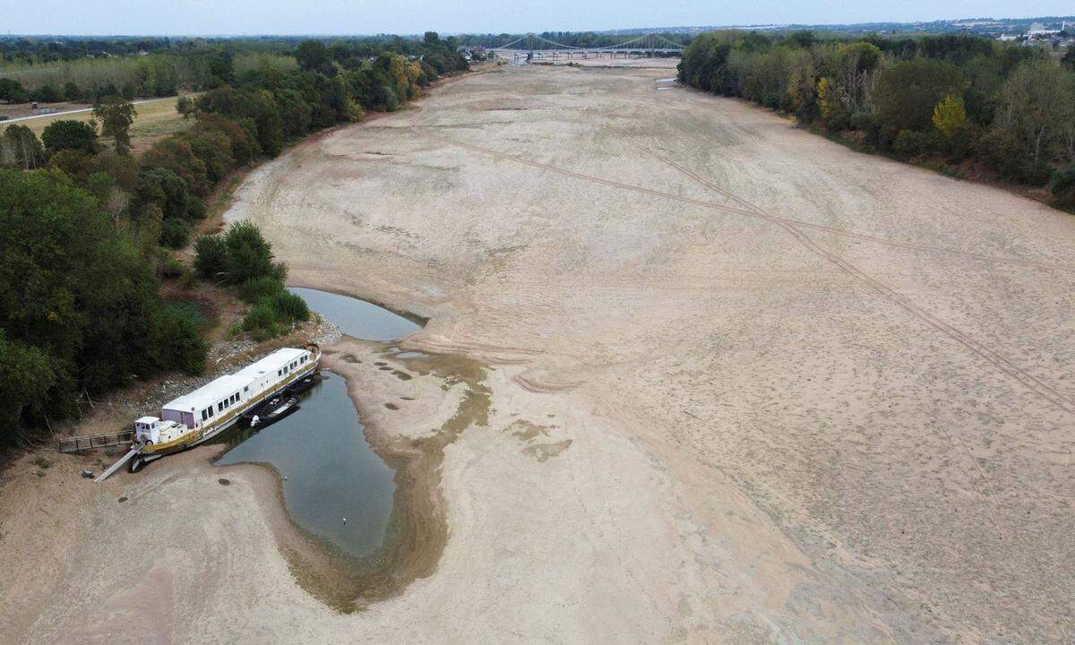 16. August. Eine Luftaufnahme zeigt einen Flussarm der Loire in Loireauxence, Frankreich, während das Land von einer historischen Dürre heimgesucht wird.