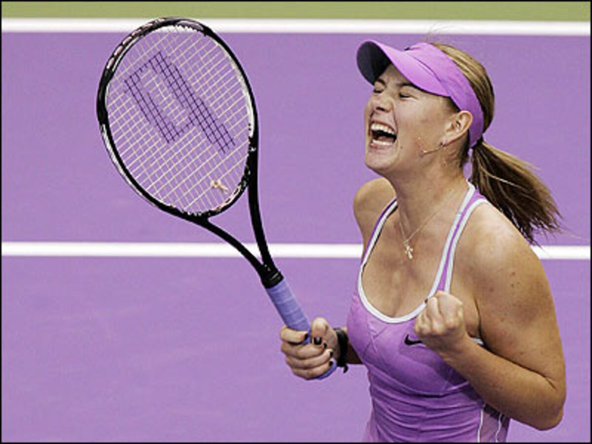 9./10. SeptemberRusslands Tennis-Beauty Maria Scharapowa gewinnt erstmals die US Open. Die 19-jährige Russin feiert einen 6:4,6:4-Finalerfolg über die Belgierin Justine Henin-Hardenne. Für Scharapowa ist es der zweite Grand-Slam-Turniersieg nach Wimbledon 2004. Tags darauf macht der Weltranglisten-Erste Roger Federer den Hattrick in New York perfekt. Der 25-jährige Schweizer besiegt im Endspiel den US-Amerikaner Andy Roddick 6:2,4:6,7:5,6:1. Für Federer war es der insgesamt neunte Grand-Slam-Titel und bereits der dritte im Jahr 2006 nach seinen Triumphen in Melbourne und Wimbledon.