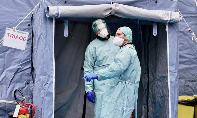 Ärzte in Brescia: Überall in Norditalien kämpfen die Krankenhäuser gegen das Coronavirus. 