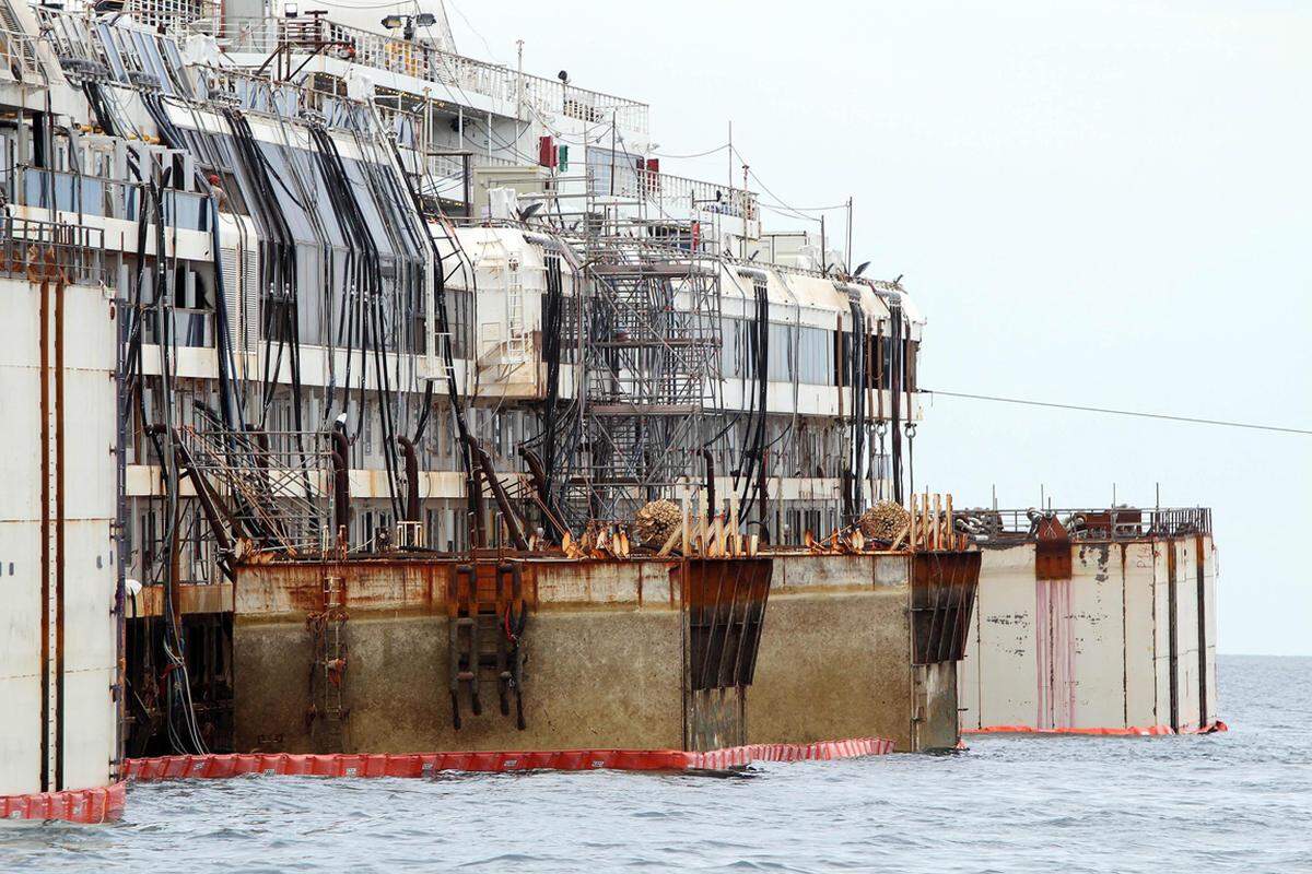 Binnen einer Woche soll der im Jänner 2012 vor Giglio havarierte Kreuzfahrtkoloss für den Abtransport bereit sein. 18 Meter Tiefgang - statt der bisher 30 - wird das Schiff dann noch haben. Wetterbedingt wird der Abtransport erst am Mittwoch beginnen.