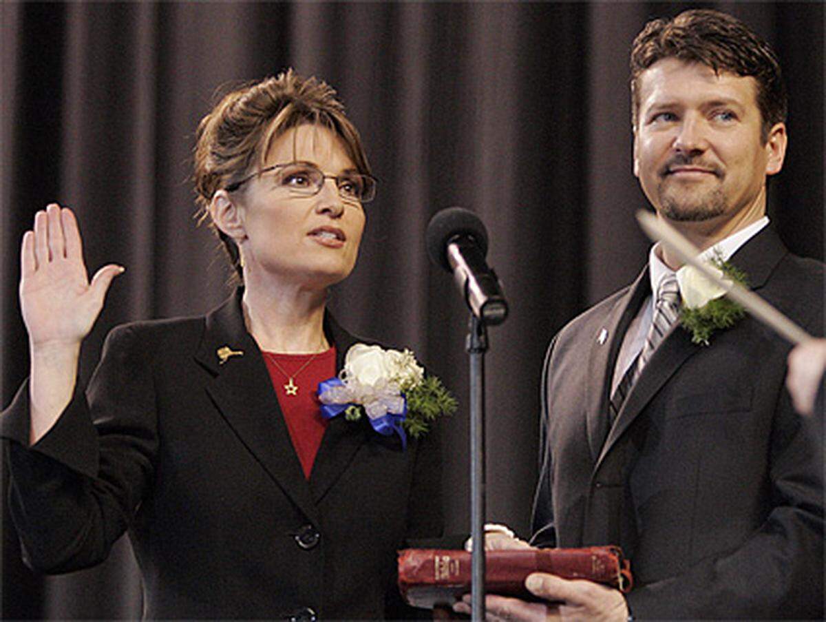 Palin war von Dezember 2006 bis Juli 2009 Gouverneurin von Alaska.Im Bild: Bei der Vereidigung im Dezember 2006, ihr Mann hält die Bibel.