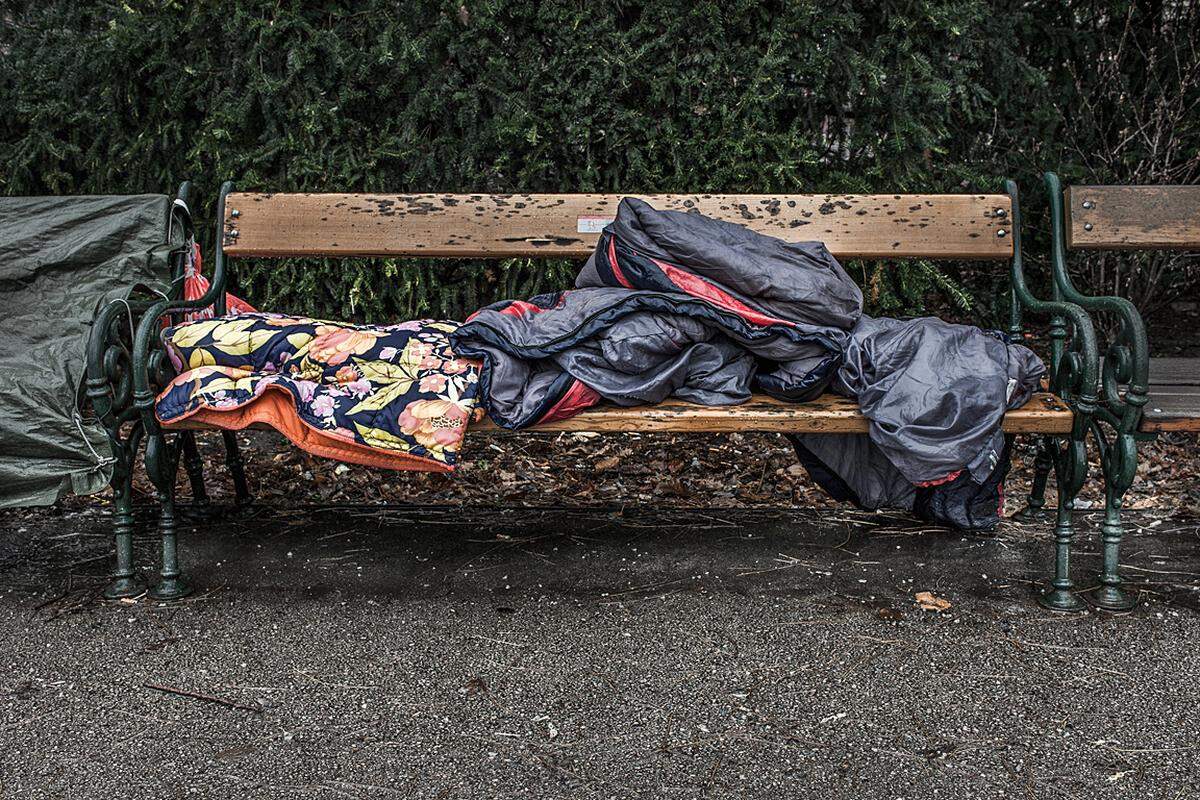 Nach ihrer Vertreibung hat die MA48 die Habseligkeiten der Obdachlosen weggeworfen. Die wertvollen Dinge tragen sie ohnehin am Körper. Etwa Erinnerungsstücke. Foto: Lukas Ilgner "Shelter" 