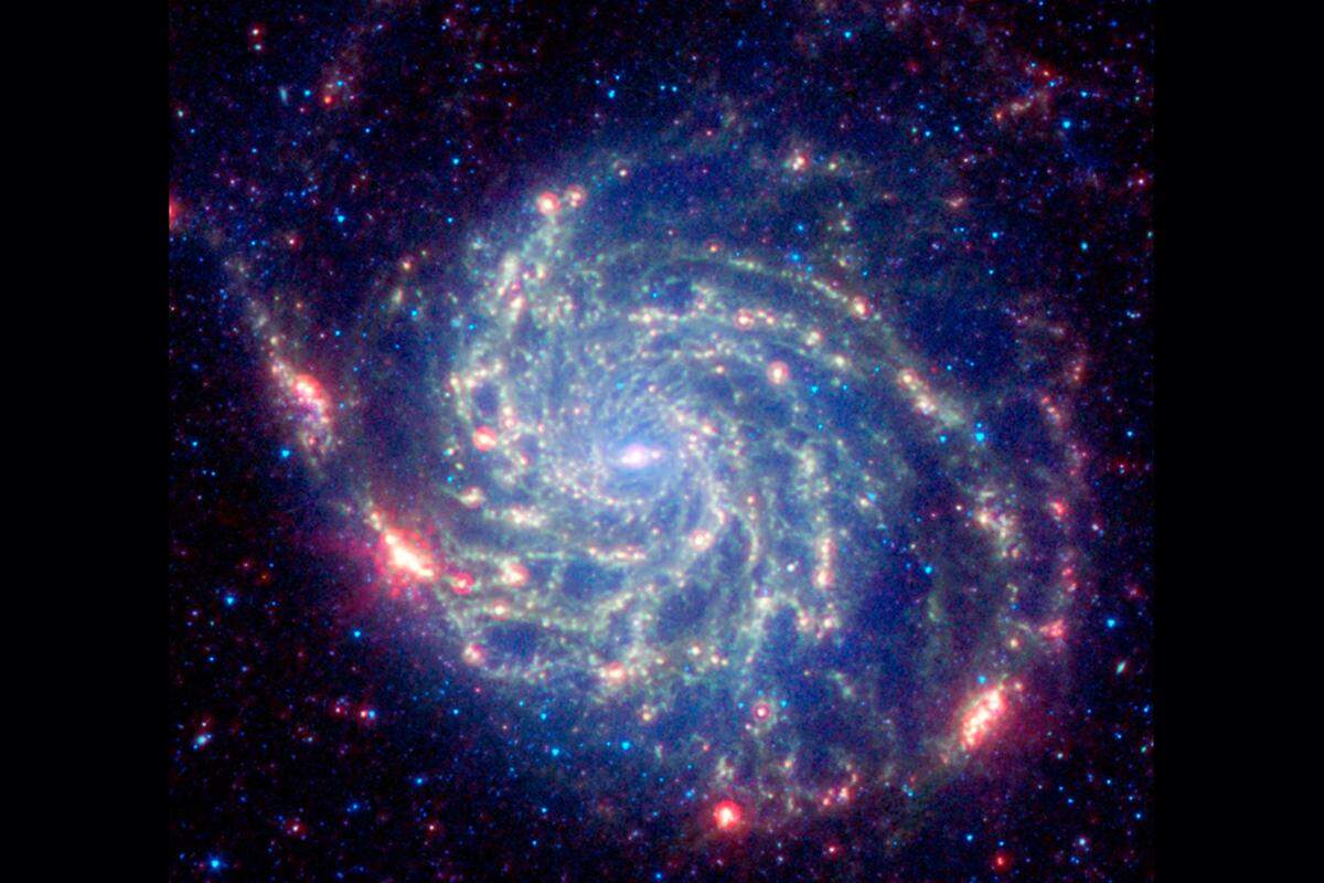 In der seit 10. April und noch bis 25. Mai geöffneten, von Jay Belloli für die California/International Arts Foundation in Los Angeles kuratierten Ausstellung dürfen auch die spektakulären Bilder von Hochleistungsteleskopen mit bunten Spiralgalaxien, Gas- und Staubwolken, etc. nicht fehlen. Bild: Galaxie Messier 101, Spitzer Weltraumteleskop, 2009