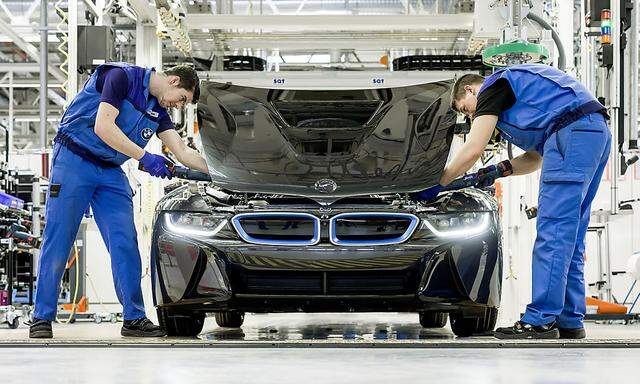 Montage eines BMW i8 in Leipzig. Unter der Motorhaube brummt ein Dreizylinder mit 362 PS.