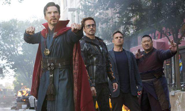 Vereint: Doctor Strange (Benedict Cumberbatch), Iron Man/Tony Stark (Robert Downey Jr.), Bruce Banner/Hulk (Mark Ruffalo) und Wong (Benedict Wong).