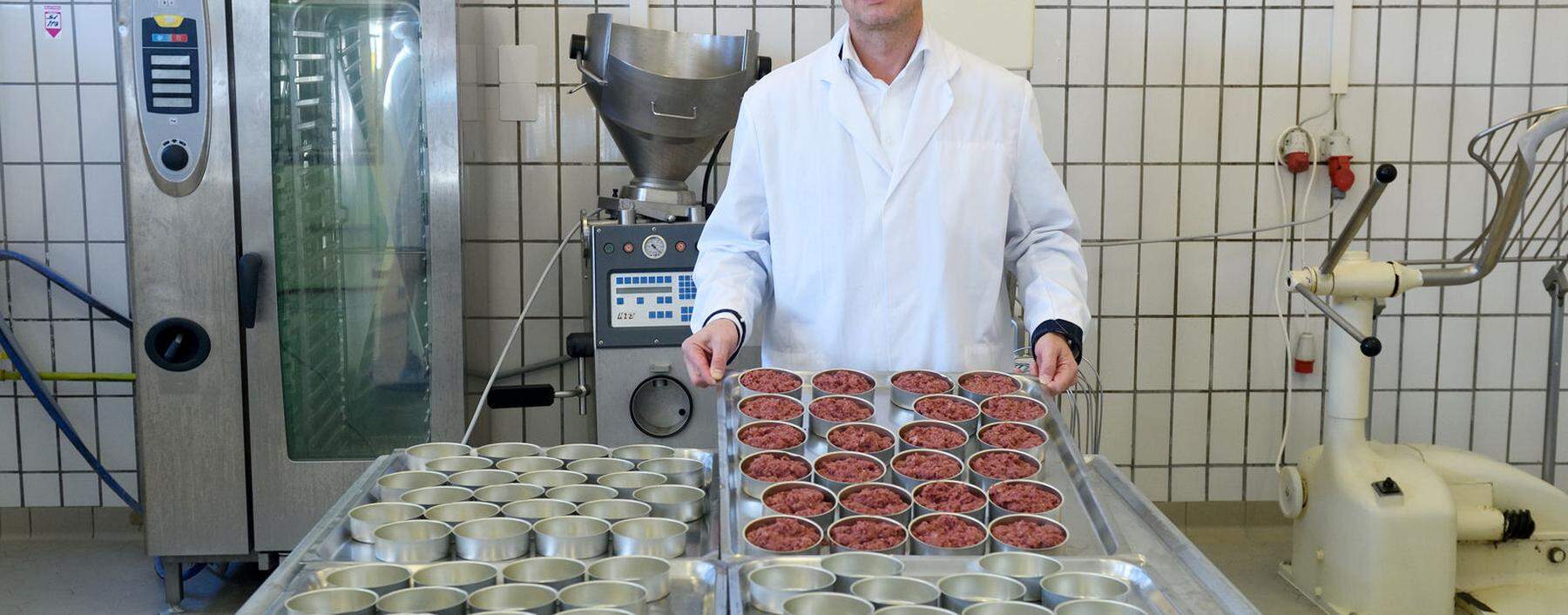 Peter Spak hat nach gut 35 Jahren die Produktion von Corned Beef in der Manufaktur Hink wieder aufgenommen. Pasten, Sulzen und Terrinen produziert er nach wie vor.
