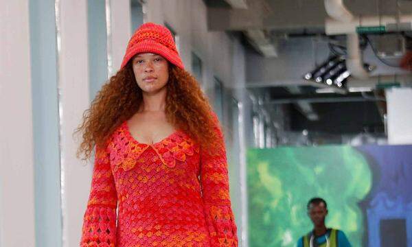 Sie sei nicht als Reaktion auf den Zustand der Korallenriffe gewählt worden, sagte die Leiterin des Pantone-Farbinstituts, Leatrice Eiseman. Michael Kors, New York Fashion Week 
